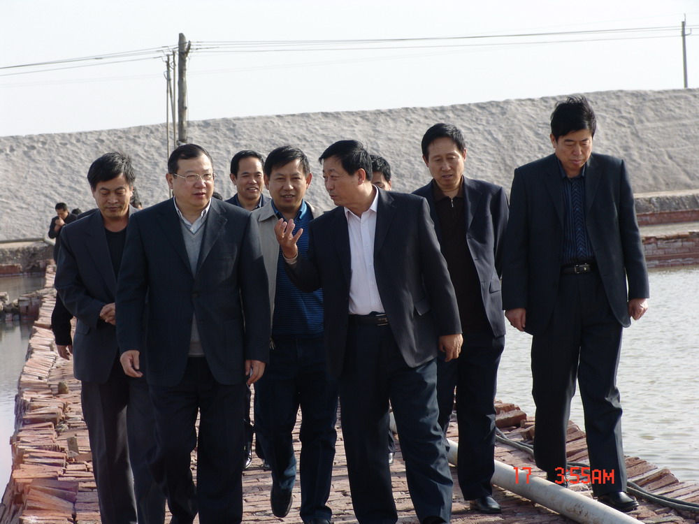 圖為公司黨委書記、董事長李樹田(右三)向王海洋介紹原鹽生產(chǎn)情況
